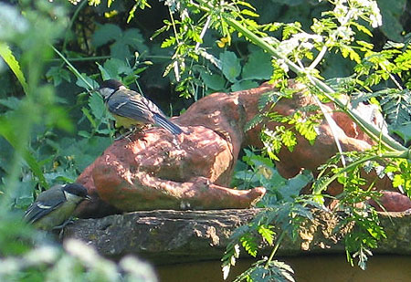 zwei Meisen auf Gartenstatue