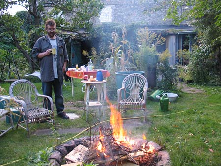 Feuer im wilden Garten