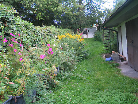 Kübelbeete und aus Steinen gebaute Hochbeete