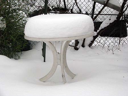 Gartentisch mit Schnee