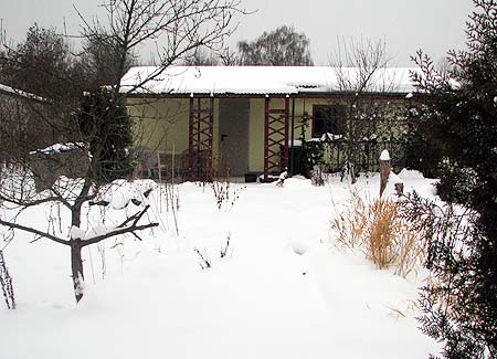 Blick vom Tor in den Garten