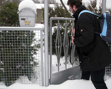 Der verschneite Eingang lässt sich kaum öffnen