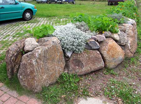 bepflanzte Natursteinmauer