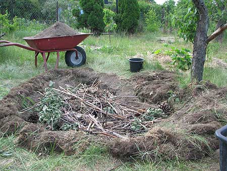 ein Haufen aus Geäst und Mulchmaterial