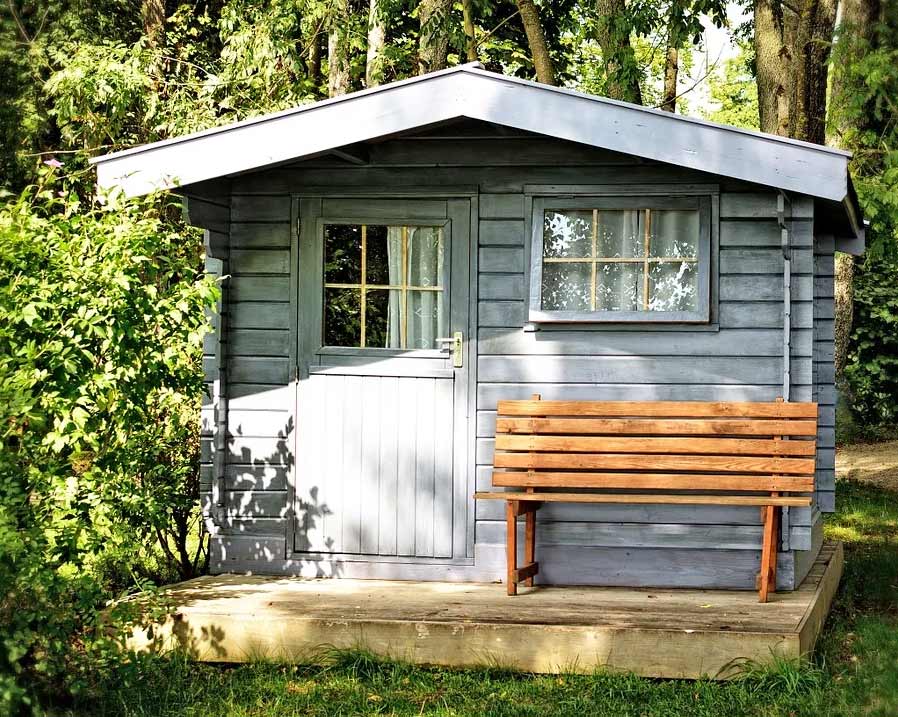 Gartenhaus mit kleinem Fenster