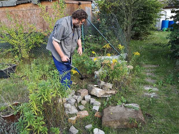 Beton im Boden, neues Steinbeet in Arbeit › Das wilde Gartenblog