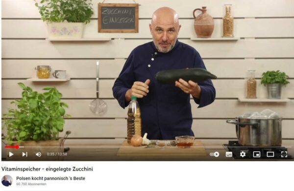 Polsen kocht Zucchini ein