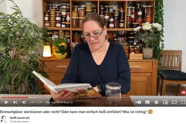 Stefi schaut in die Bibel des Einweckens